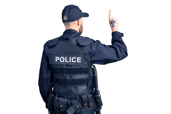 Joven Hombre Guapo Con Uniforme Policial Posando Hacia Atrás Apuntando — Foto de Stock