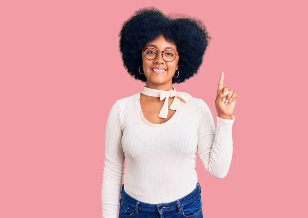 Giovane Ragazza Afro Americana Indossa Abiti Casual Occhiali Che Mostrano — Foto Stock