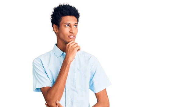 Jovem Afro Americano Vestindo Roupas Casuais Com Mão Queixo Pensando — Fotografia de Stock