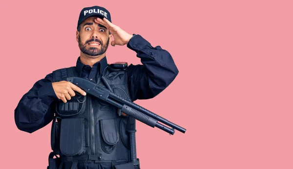 Jonge Spaanse Man Draagt Politie Uniform Met Shotgun Gestrest Gefrustreerd — Stockfoto