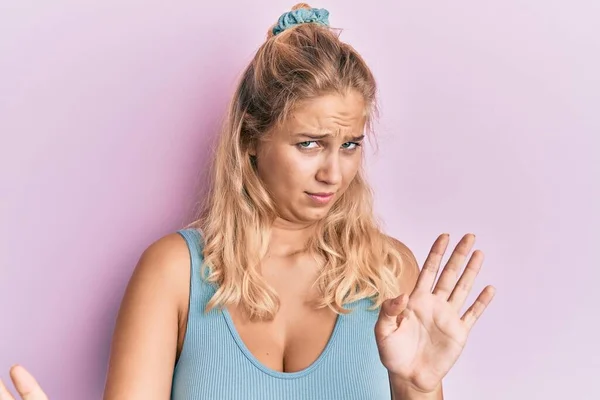 Ung Blond Flicka Bär Tillfälliga Kläder Rädd Och Skräckslagen Med — Stockfoto