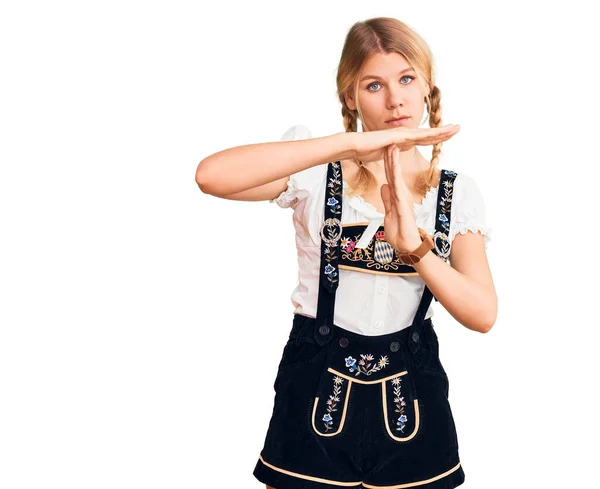 Oktoberfest Elbisesi Giyen Genç Güzel Sarışın Kadın Elleriyle Jest Yapıyor — Stok fotoğraf