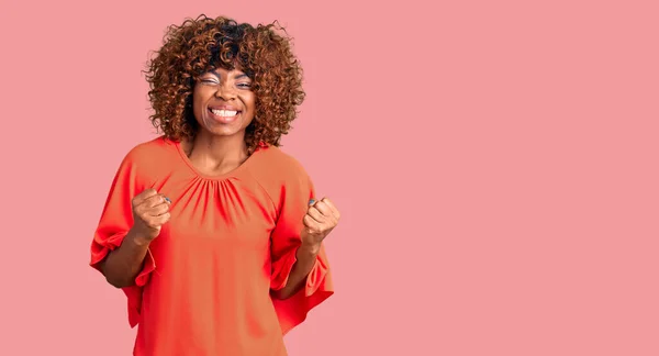 Mujer Afroamericana Joven Vistiendo Ropa Casual Emocionada Por Éxito Con —  Fotos de Stock