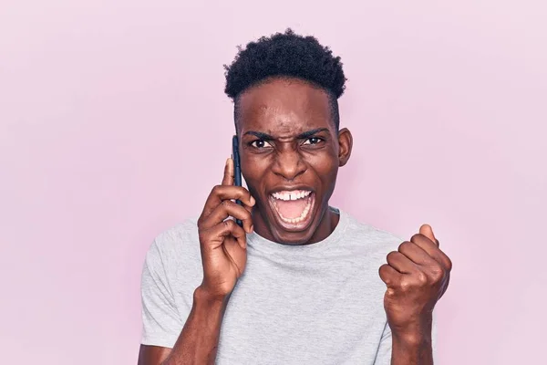 Ung Afrikansk Amerikansk Man Har Samtal Talar Smartphone Skriker Stolt — Stockfoto