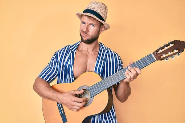 Giovane Uomo Caucasico Indossa Stile Estivo Suonare Chitarra Classica Faccia — Foto Stock