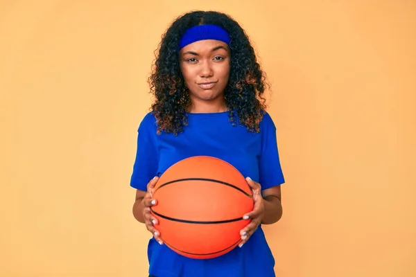 Jovem Afro Americana Segurando Bola Basquete Cético Nervoso Franzindo Testa — Fotografia de Stock