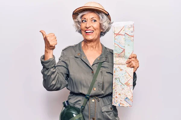 Yaşlı Gri Saçlı Kadın Elinde Kaşif Şapkası Elinde Haritayla Baş — Stok fotoğraf