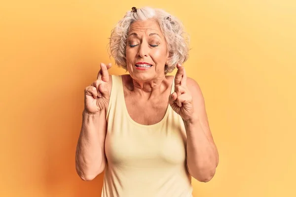 Senior Mulher Cabelos Grisalhos Vestindo Roupas Casuais Gesto Dedo Cruzado — Fotografia de Stock