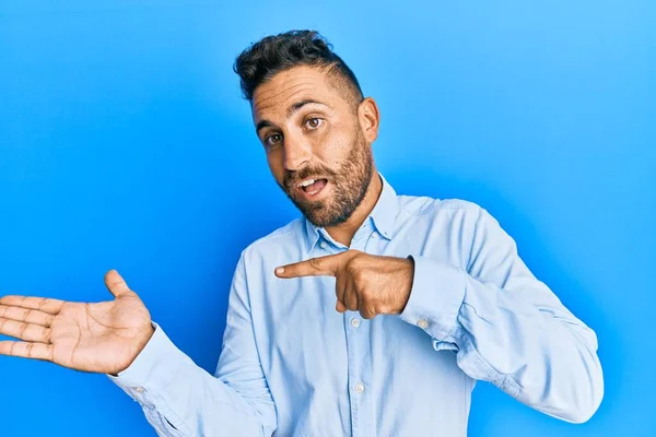 Homem Bonito Com Barba Vestindo Roupas Casuais Espantado Sorrindo Para — Fotografia de Stock