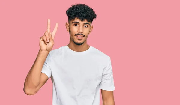 Jeune Homme Arabe Portant Shirt Blanc Décontracté Souriant Regardant Caméra — Photo