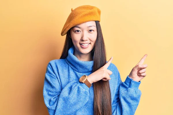 Jonge Mooie Chinese Vrouw Draagt Coltrui Franse Baret Glimlachend Kijkend — Stockfoto