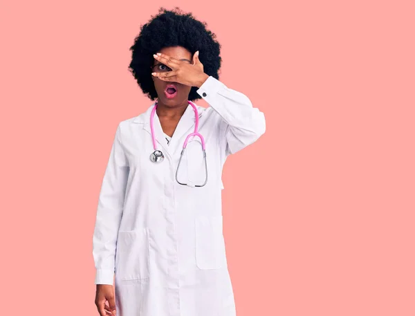 Joven Mujer Afroamericana Vistiendo Abrigo Médico Estetoscopio Asomándose Shock Cubriendo — Foto de Stock