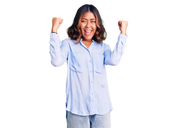 Junge Schöne Mischlingsfrau Lässigem Businesshemd Schreit Stolz Und Feiert Sieg — Stockfoto
