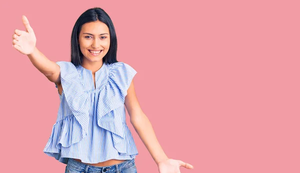 Menina Latina Bonita Nova Vestindo Roupas Casuais Olhando Para Câmera — Fotografia de Stock