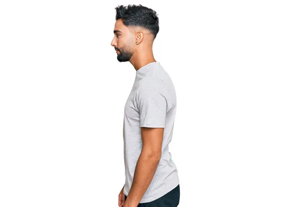 Jovem Com Barba Vestindo Camiseta Cinza Casual Olhando Para Lado — Fotografia de Stock