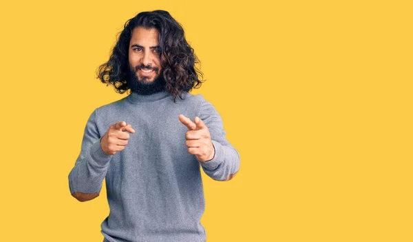 Ung Arabisk Man Vardagskläder Pekar Finger Mot Kamera Med Glada — Stockfoto