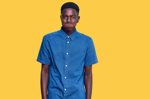 Junger Afrikanisch Amerikanischer Mann Lässiger Kleidung Der Wangen Mit Lustigem — Stockfoto