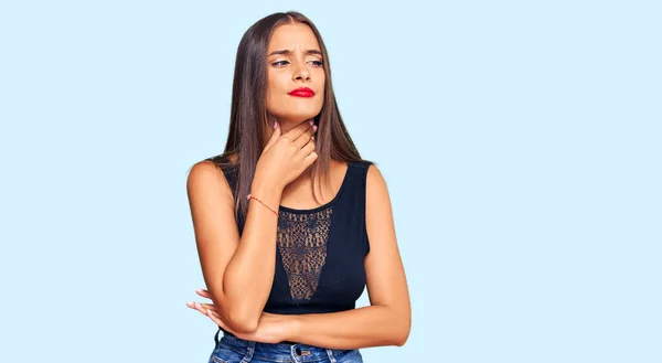 Junge Hispanische Frau Lässiger Kleidung Berührt Schmerzhaften Hals Halsschmerzen Wegen — Stockfoto