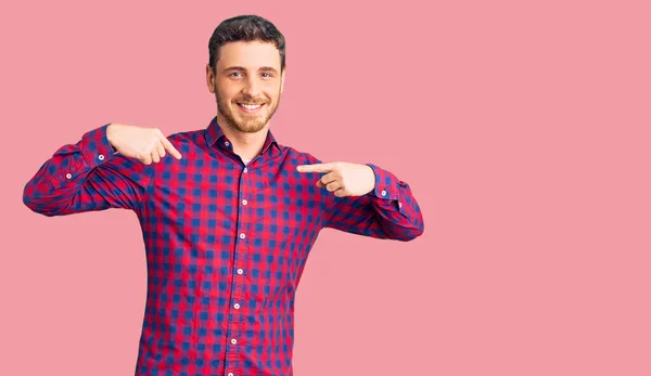 Joven Guapo Con Oso Vistiendo Camisa Casual Mirando Confiado Con — Foto de Stock