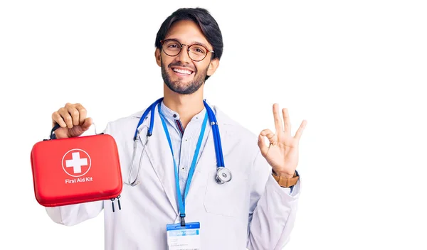 Красивий Іспаномовний Чоловік Пальто Лікаря Тримає Аптечку Робить Знак Пальцями — стокове фото