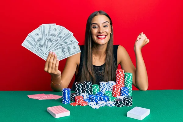 Νεαρή Ισπανίδα Που Παίζει Πόκερ Κρατώντας Χαρτονομίσματα Δολαρίων Ουρλιάζοντας Περήφανη — Φωτογραφία Αρχείου