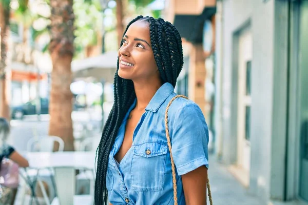 Ung Afrikansk Amerikansk Kvinna Ler Glad Promenader Stan — Stockfoto