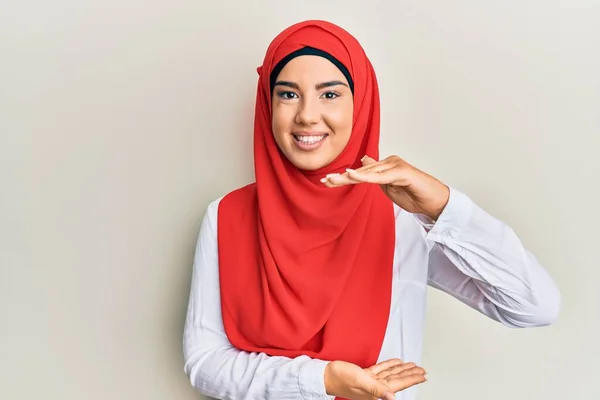 Jovem Bela Menina Hispânica Vestindo Tradicional Islâmico Hijab Cachecol Gesto — Fotografia de Stock