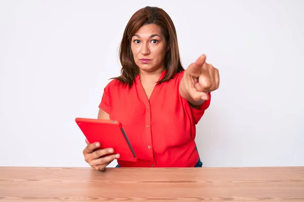 Mulher Hispânica Morena Meia Idade Usando Touchpad Sentado Mesa Apontando — Fotografia de Stock