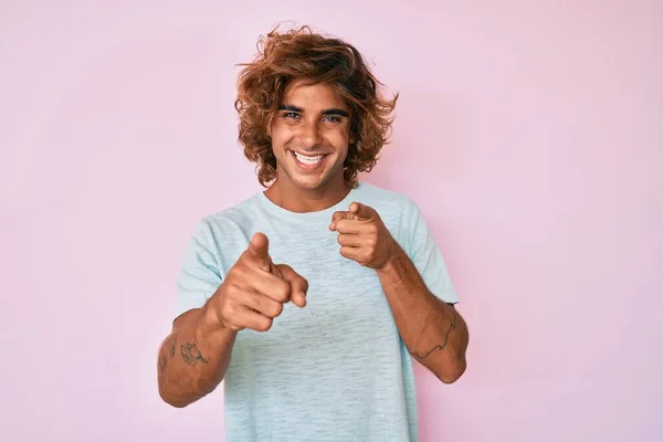 Günlük Kıyafetler Giyen Genç Spanyol Adam Mutlu Komik Yüzüyle Kamerayı — Stok fotoğraf