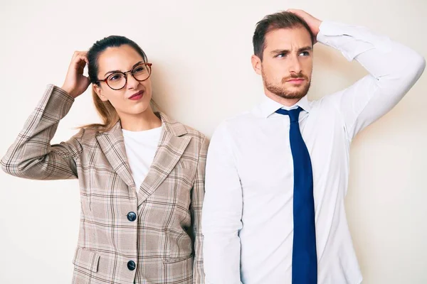 İş kıyafetleri giyen güzel bir çift, soru sormayı ve kafa karıştırmayı sever. Şüpheyle kararsız, kafa kafaya düşünerek. Düşünceli kavram. 