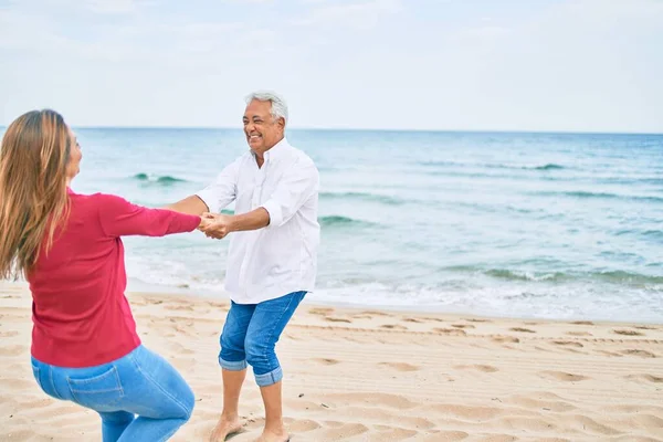 Middelbare Leeftijd Paar Liefde Dansen Het Strand Gelukkig Vrolijk Samen — Stockfoto