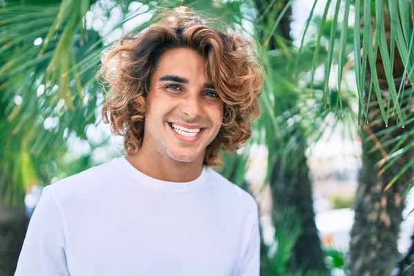 Jovem Homem Hispânico Bonito Sorrindo Feliz Andando Rua Cidade — Fotografia de Stock