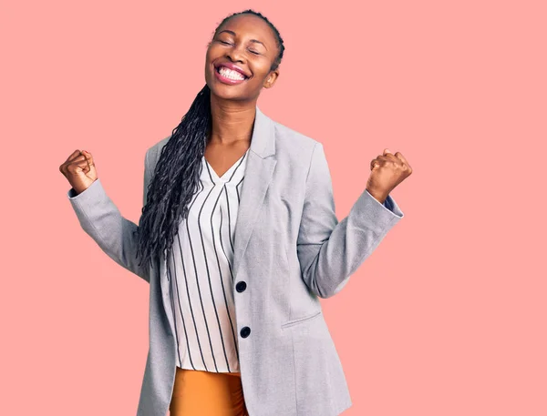 Młoda Afroamerykanka Ubrana Ubrania Biznesowe Bardzo Szczęśliwa Podekscytowana Wykonująca Gest — Zdjęcie stockowe