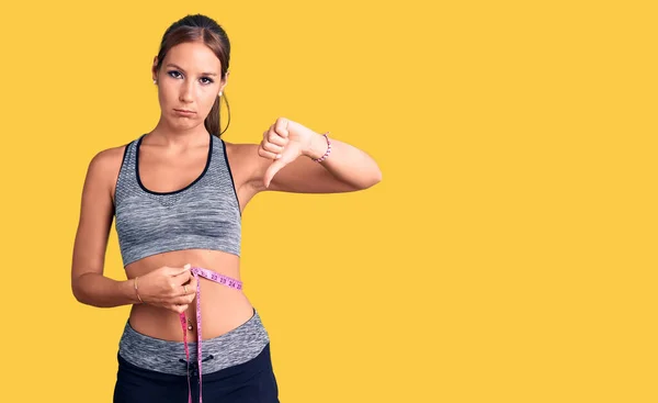 Mujer Hispana Hermosa Joven Usando Ropa Deportiva Usando Cinta Métrica —  Fotos de Stock