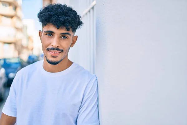 Genç Arap Adam Gülümsüyor Şehrin Duvarına Yaslanıyor — Stok fotoğraf