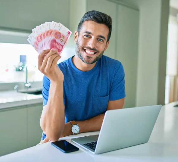 Joven Sonriendo Feliz Sosteniendo Billetes Yuan Chinos Casa —  Fotos de Stock