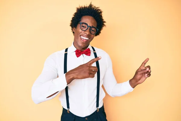 Bonito Homem Americano Africano Com Cabelo Afro Vestindo Hipster Olhar — Fotografia de Stock