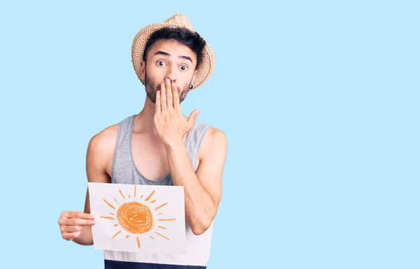 Ung Latinamerikansk Man Sommarmössa Håller Solen Dra Täcka Munnen Med — Stockfoto
