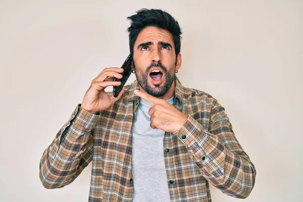 Snygg Latinamerikansk Man Med Skägg Har Samtal Talar Smartphone Arg — Stockfoto