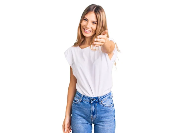 Hermosa Mujer Caucásica Con Pelo Rubio Con Camiseta Blanca Casual —  Fotos de Stock