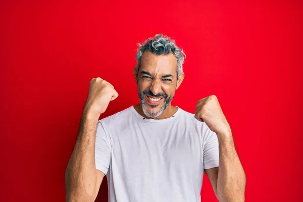 Homem Cabelos Grisalhos Meia Idade Vestindo Camiseta Branca Casual Gritando — Fotografia de Stock