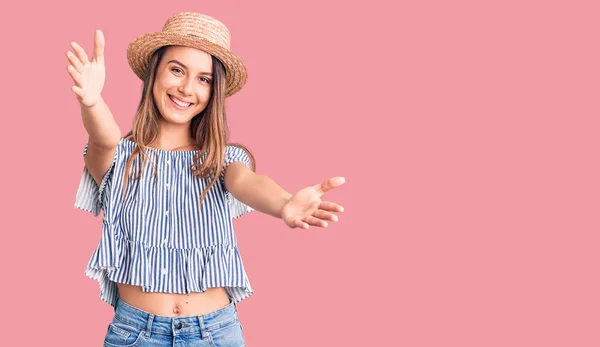 Menina Bonita Nova Vestindo Chapéu Shirt Olhando Para Câmera Sorrindo — Fotografia de Stock