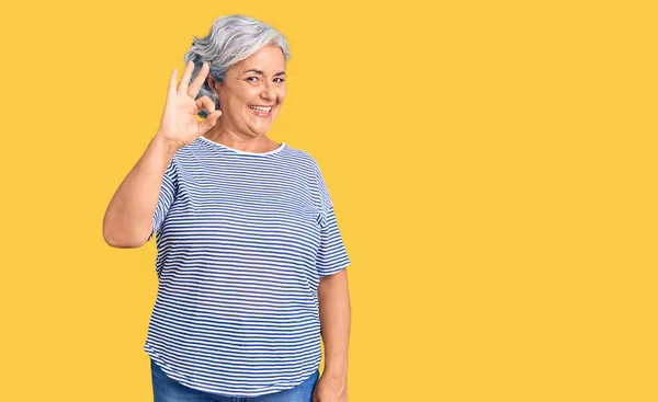 Mujer Mayor Con Pelo Gris Con Ropa Rayas Casuales Sonriendo — Foto de Stock