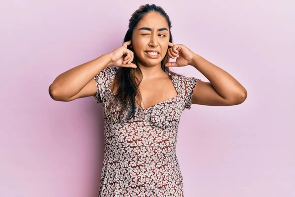 Молодая Латинская Женщина Повседневной Одежде Закрывает Уши Пальцами Раздраженным Выражением — стоковое фото