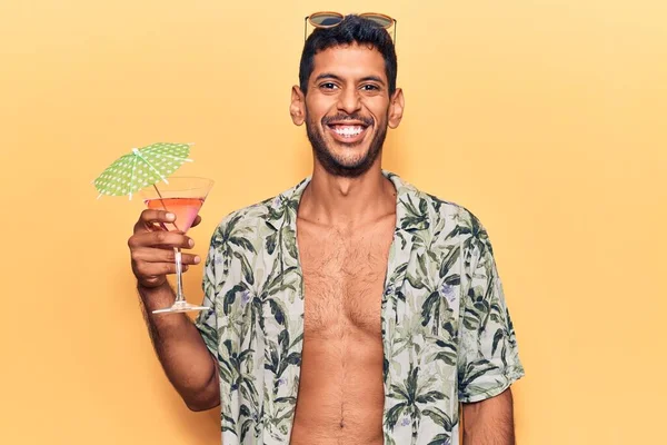 Mladý Latinský Muž Letní Košili Drží Koktejl Vypadá Pozitivně Šťastně — Stock fotografie