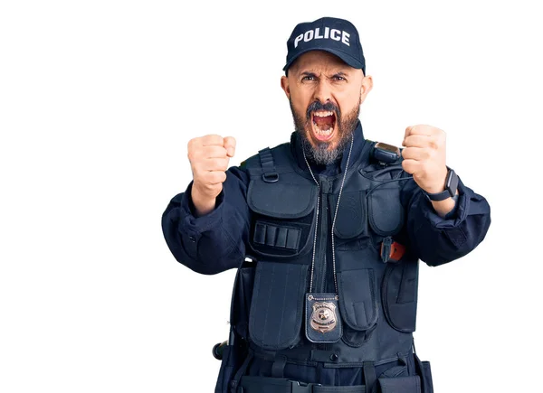 Ung Stilig Man Bär Polisuniform Arg Och Galen Uppfostra Nävar — Stockfoto