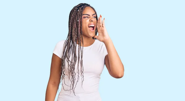 Молода Афро Американська Жінка Плечима Повсякденному Одязі Кричить Кричить Голосно — стокове фото