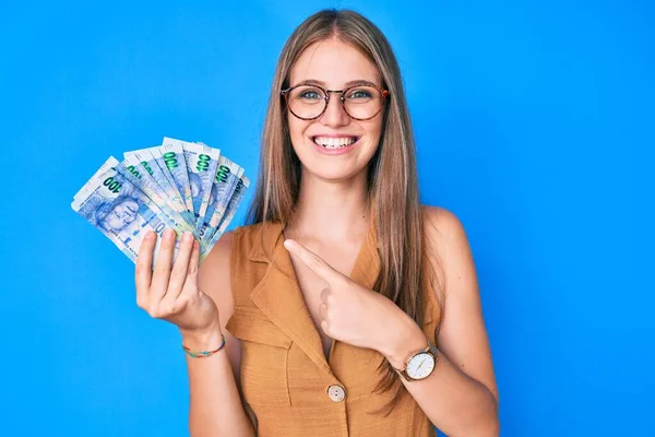 Chica Rubia Joven Sosteniendo Billetes Rand Sudafricanos Sonriendo Con Una —  Fotos de Stock