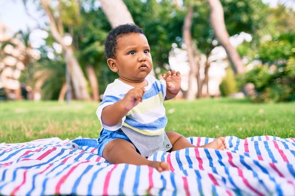Adorabile Afro Americano Paffuto Bambino Seduto Sull Erba Parco — Foto Stock