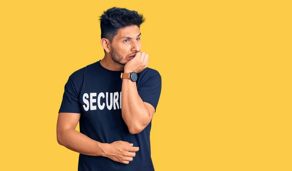 Όμορφος Λατίνος Αμερικανός Νεαρός Μπλουζάκι Ασφαλείας Που Δείχνει Στρεσαρισμένος Και — Φωτογραφία Αρχείου